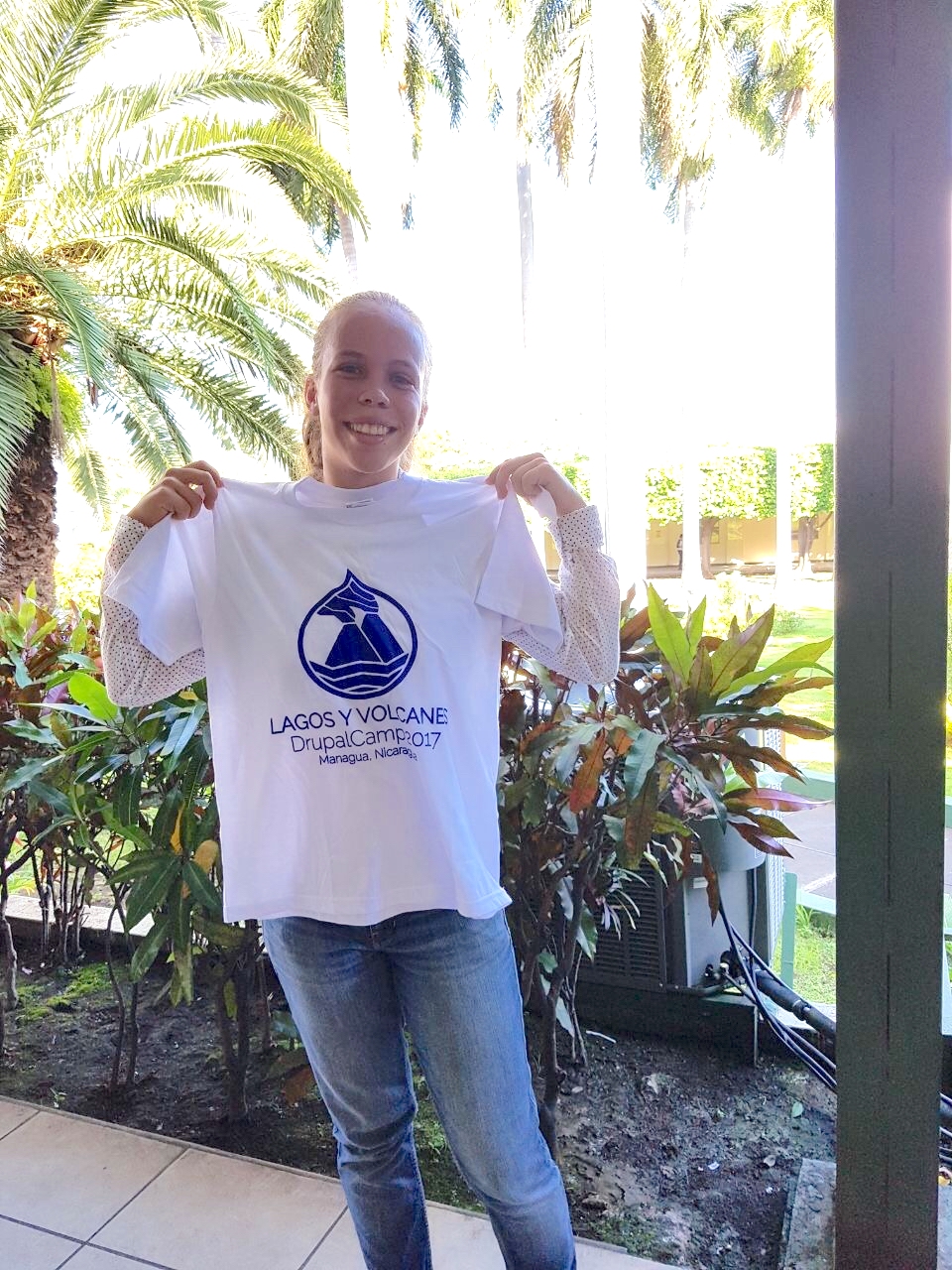 Attendee showing off the DrupalCamp Lagos y Volcanes t-shirt.