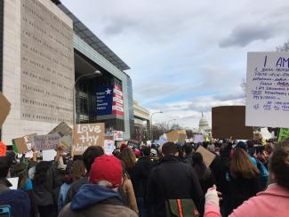 A crowd of people in Washington DC protests for the rights of Muslim immigrants and refugees in the US.